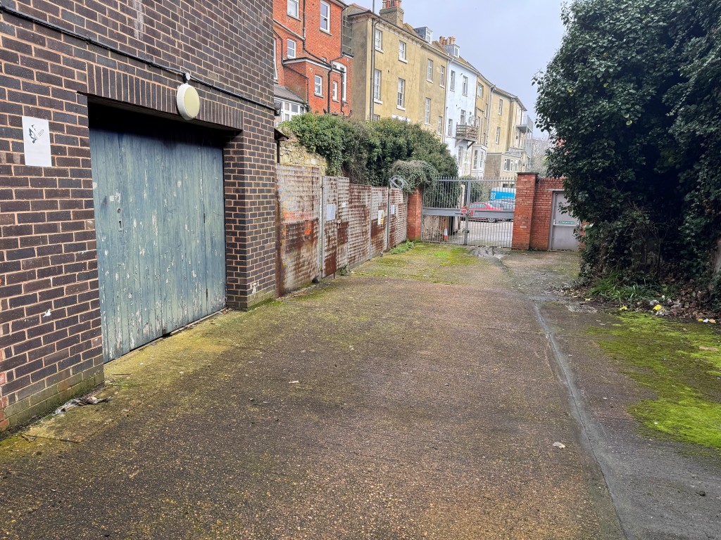 Lot: 28 - LANDMARK FREEHOLD COMMERCIAL BUILDING OVER FOUR FLOORS WITH REAR VEHICULAR ACCESS - Service road at rear